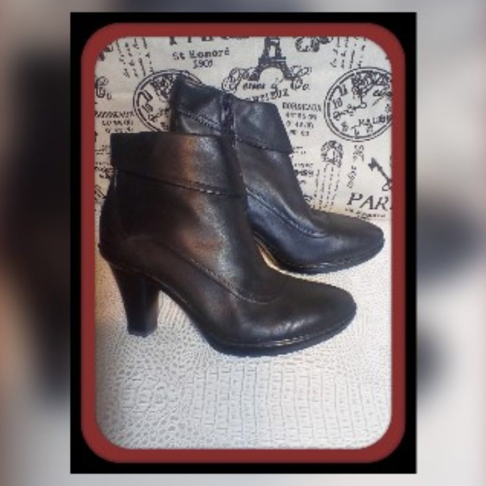Sofft Black Leather Size 9 Ankle Boots